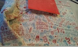 Gewitzt gemacht: Eine Stofftasche, die ein Buch über Stofftaschen umhüllt