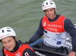 Die beiden Kanu-Weltmeister Jan Benzin und Franz Anton mit individuellen Leibchen