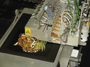 digitaler Direktdruck auf schwarzen Stofftaschen